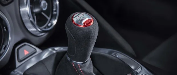 6 cosas que no debes hacer en un auto de transmisión manual